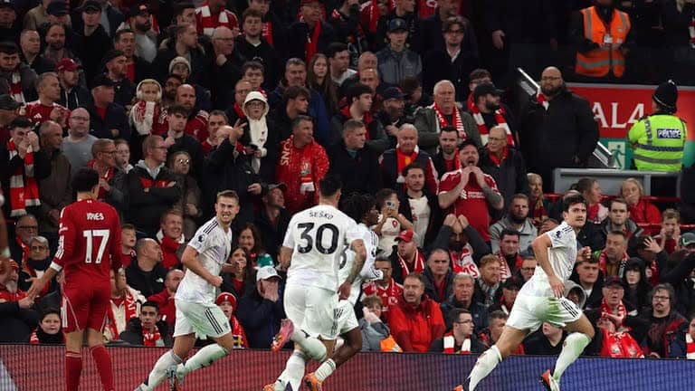 مانشستر يونايتد يهزم ليفربول 3-2 في قمة مثيرة
